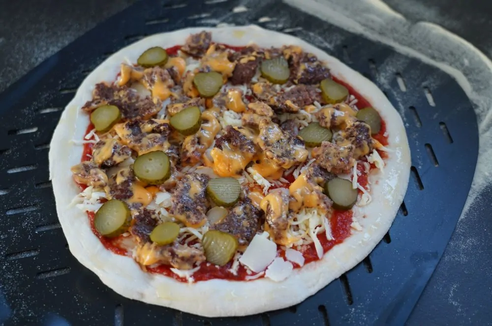 Die Smashburger-Pizza ist fertig belegt
