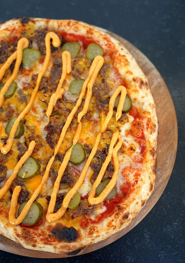 Smashburger-Pizza mit Burgersauce und Gewürzgurken