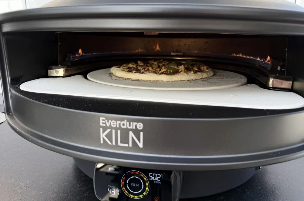 Die Smashburger-Pizza wird im Everdure KILN DR Pizzaofen gebacken