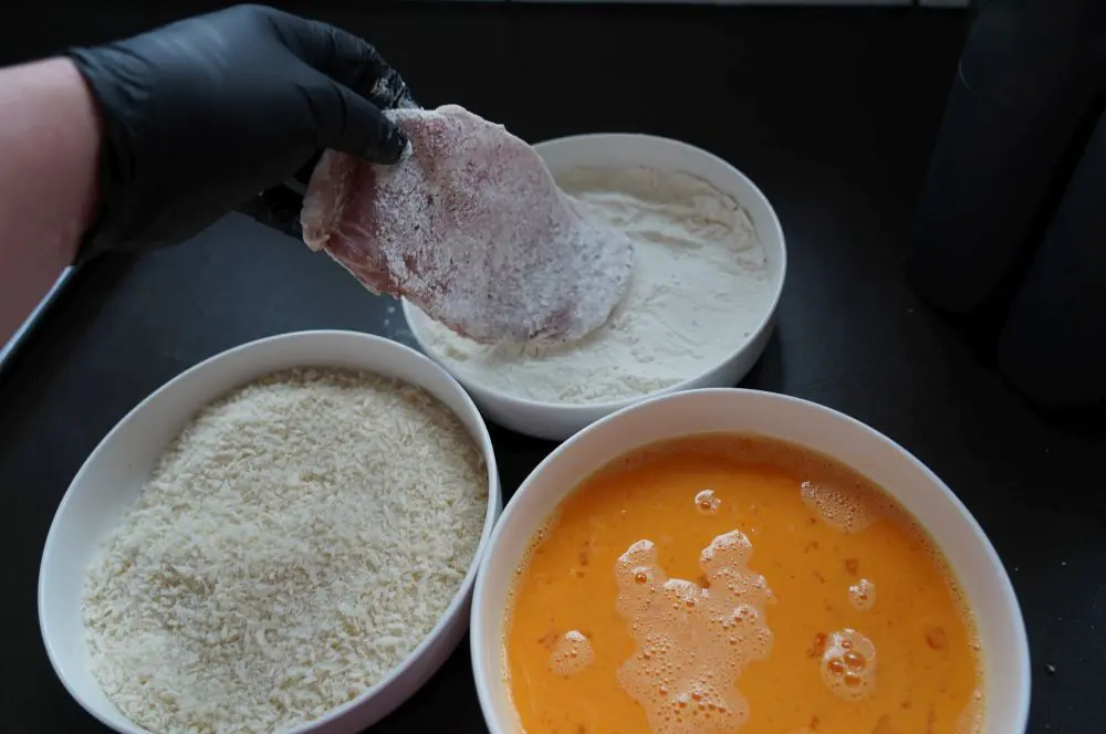 Die Schnitzel werden paniert