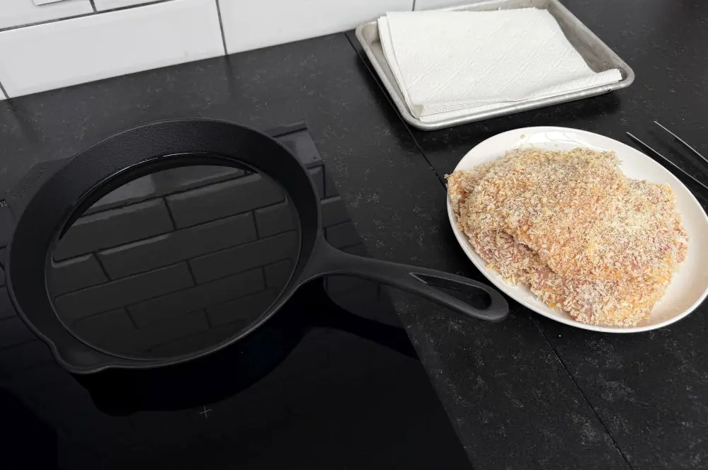 Die Schnitzel werden im heißen Öl ausgebacken