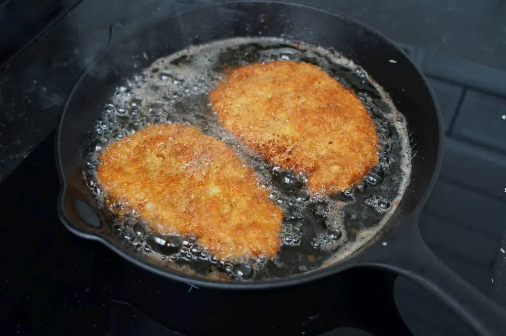 Die Schnitzel werden pro Seite etwa 3 Minuten frittiert