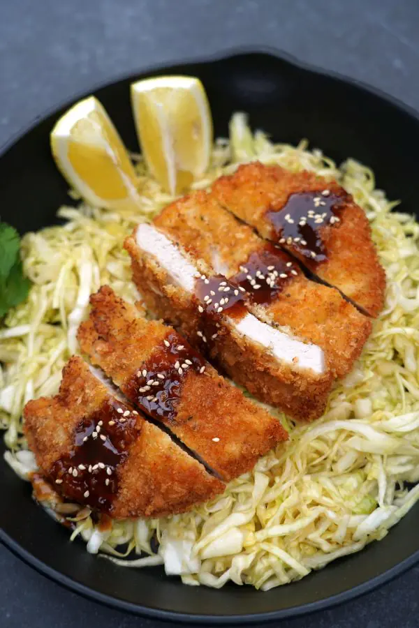 Tonkatsu wird auf japanischem Krautsalat serviert