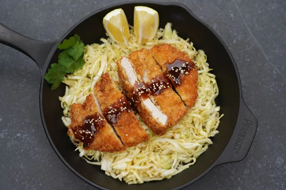 Tonkatsu auf japanischem Krautsalat mit Tonkatsu-Sauce