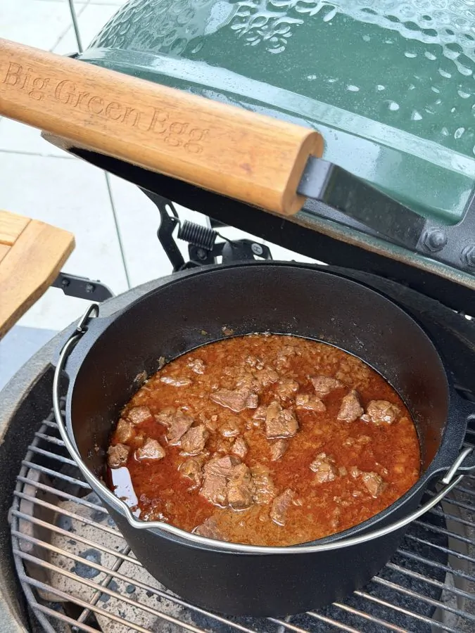 Das Saftgulasch braucht etwa 3,5 Stunden bei 180 °C indirekter Hitze