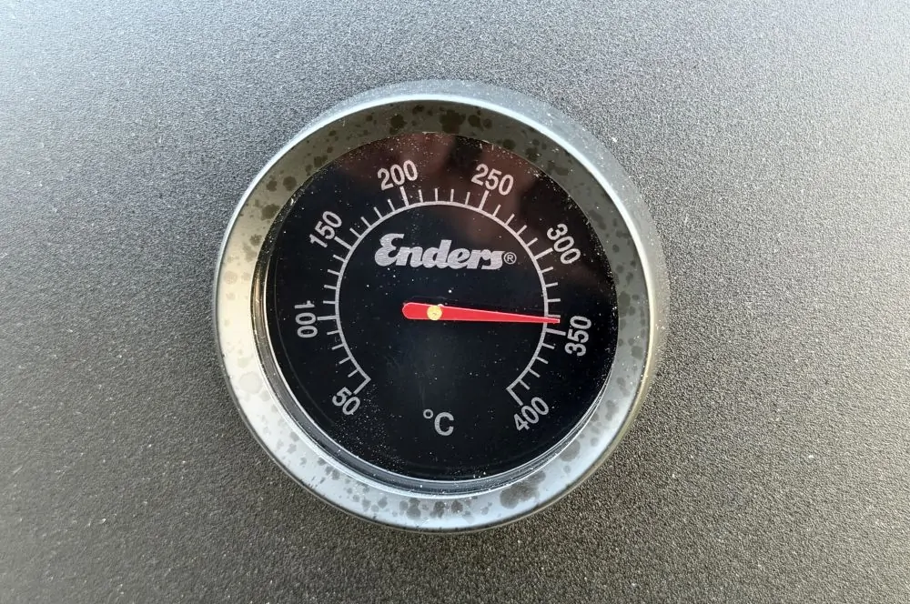 Der Grill schafft gut 340 °C laut Deckelthermometer