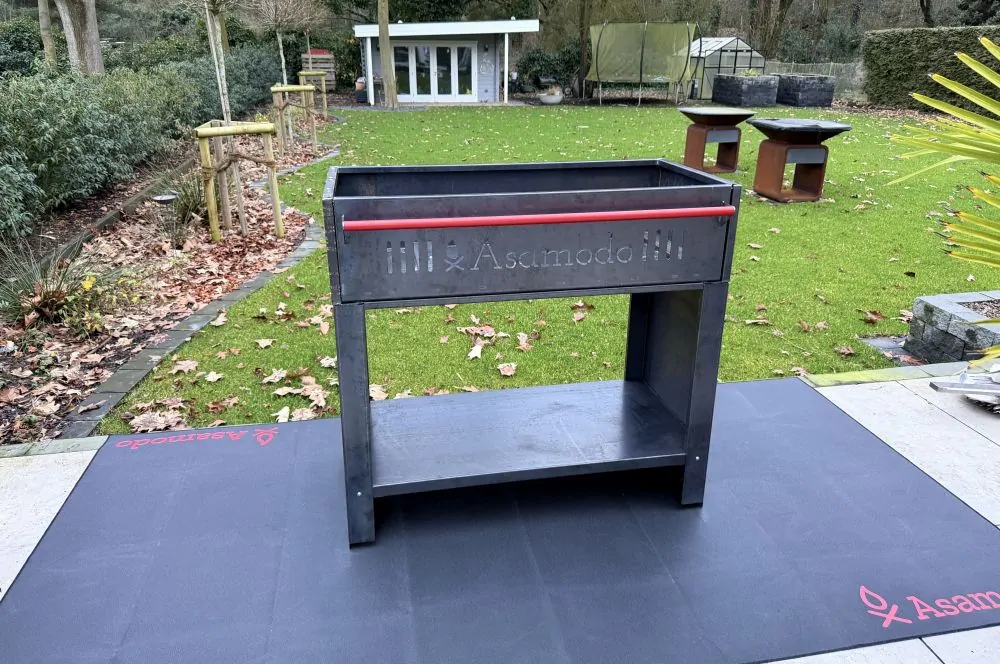 Der Asamado Brasa Corten auf der Bodenschutzmatte