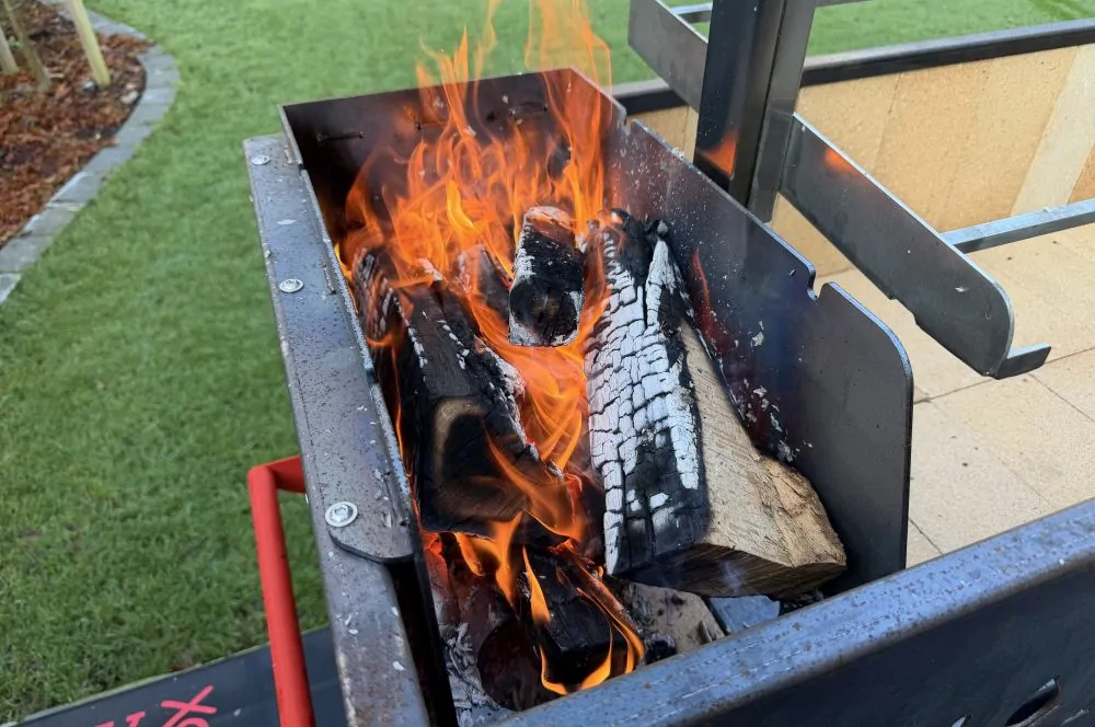 Das erste Feuer im Asamodo Brasa Corten
