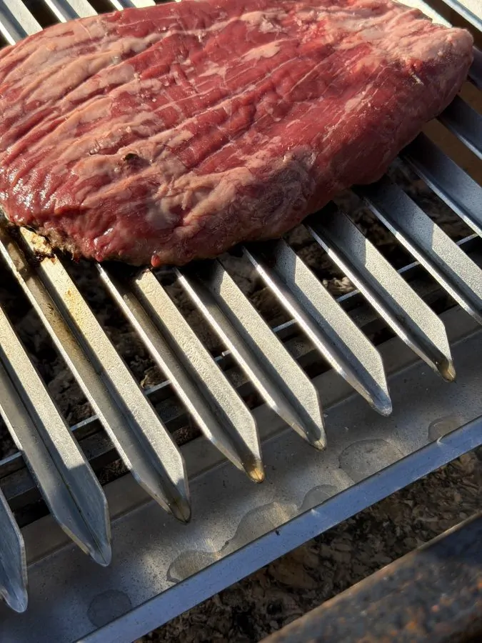 Flank Steak auf dem Asamodo Brasa Corten