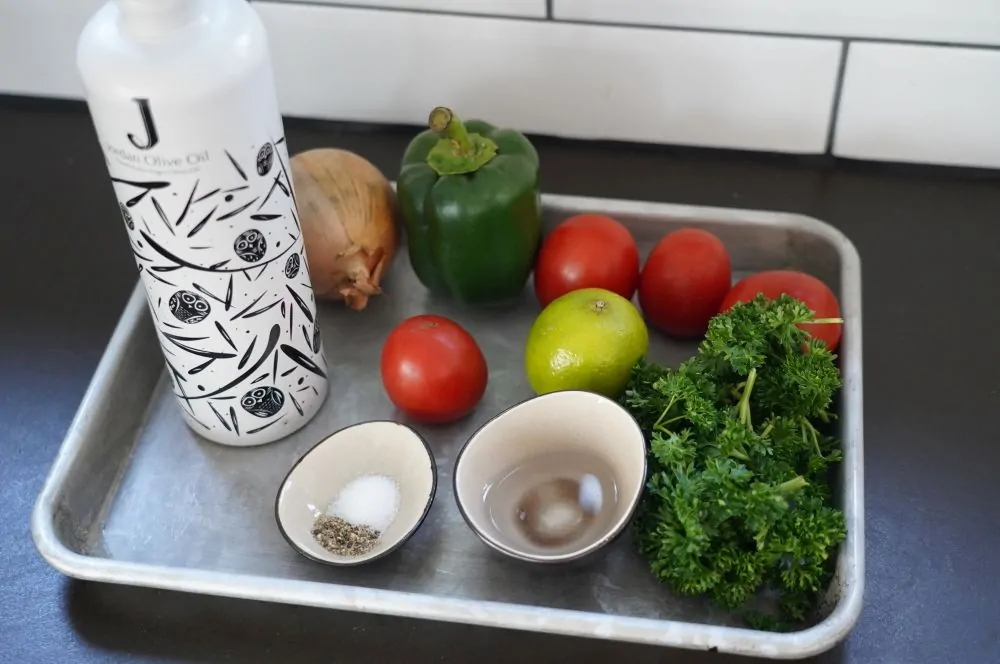 Brasilianische Salsa - Südamerikanische Tomatensalsa 1 Alle Zutaten für die brasilianische Salsa auf einen Blick
