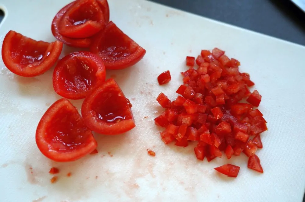 Brasilianische Salsa - Südamerikanische Tomatensalsa 2 Die Tomaten werden fein gewürfelt
