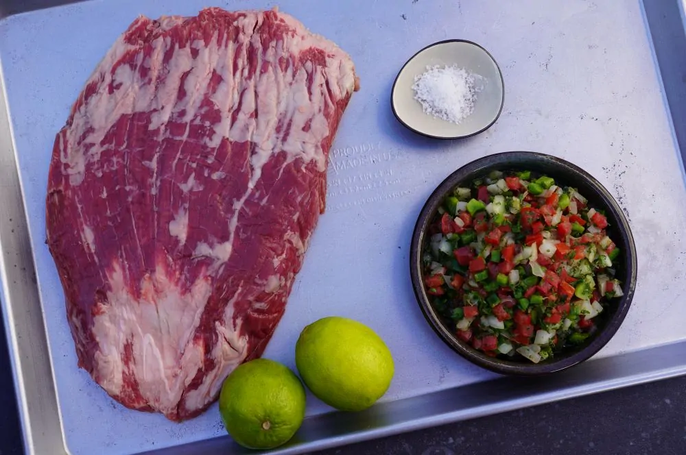 Alle Zutaten für das Flanksteak mit brasilianischer Salsa auf einen Blick