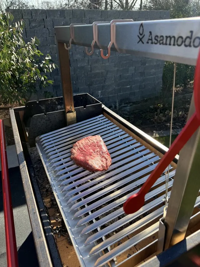 Das Steak wird auf dem Asamodo Brasa Corten zubereitet