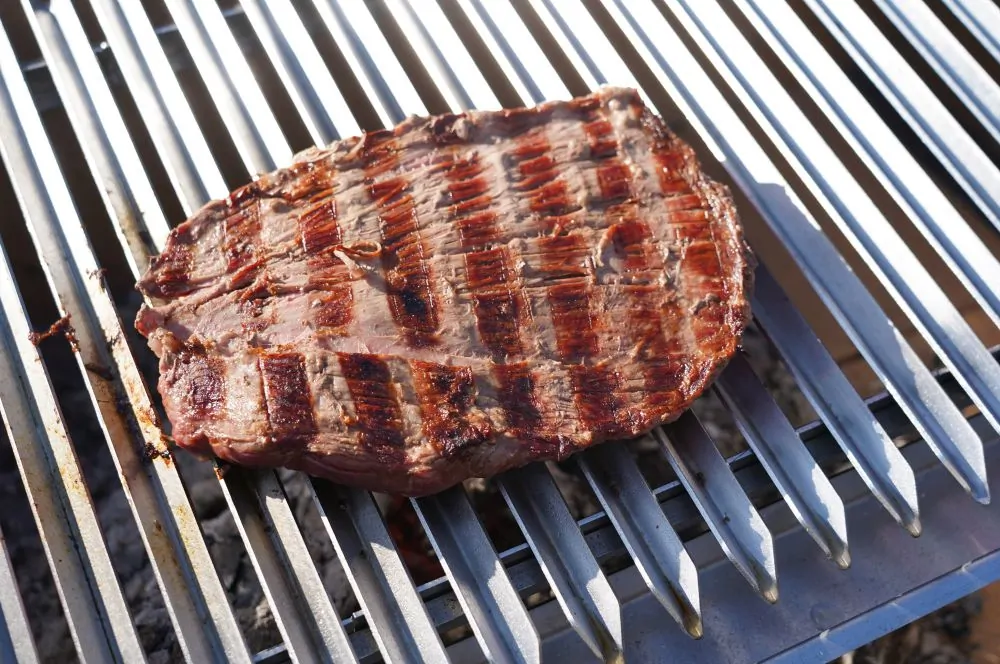 Das Flanksteak wird etwa 3-4 Minuten je Seite gegrillt