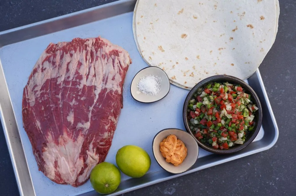 Alle Zutaten für den Flanksteak-Wrap mit Tomatensalsa auf einen Blick