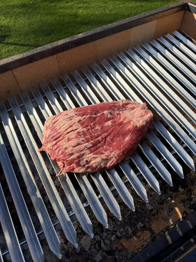 Das Flanksteak wird auf dem Asamodo Brasa Corten gegrillt