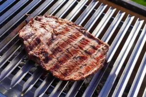 Gegrilltes Flanksteak mit Röstfärbung auf Gasgrill-Rosten