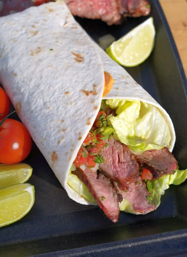 Der Flanksteak-Wrap wird serviert