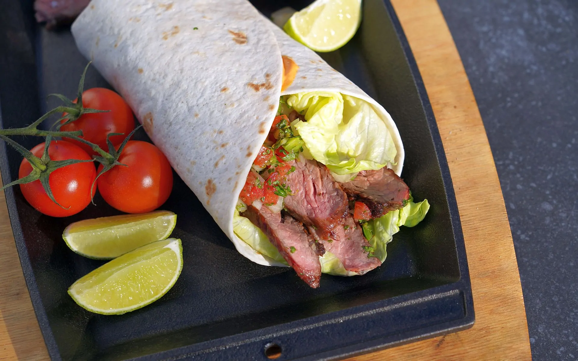 Flanksteak-Wrap mit Tomatensalsa