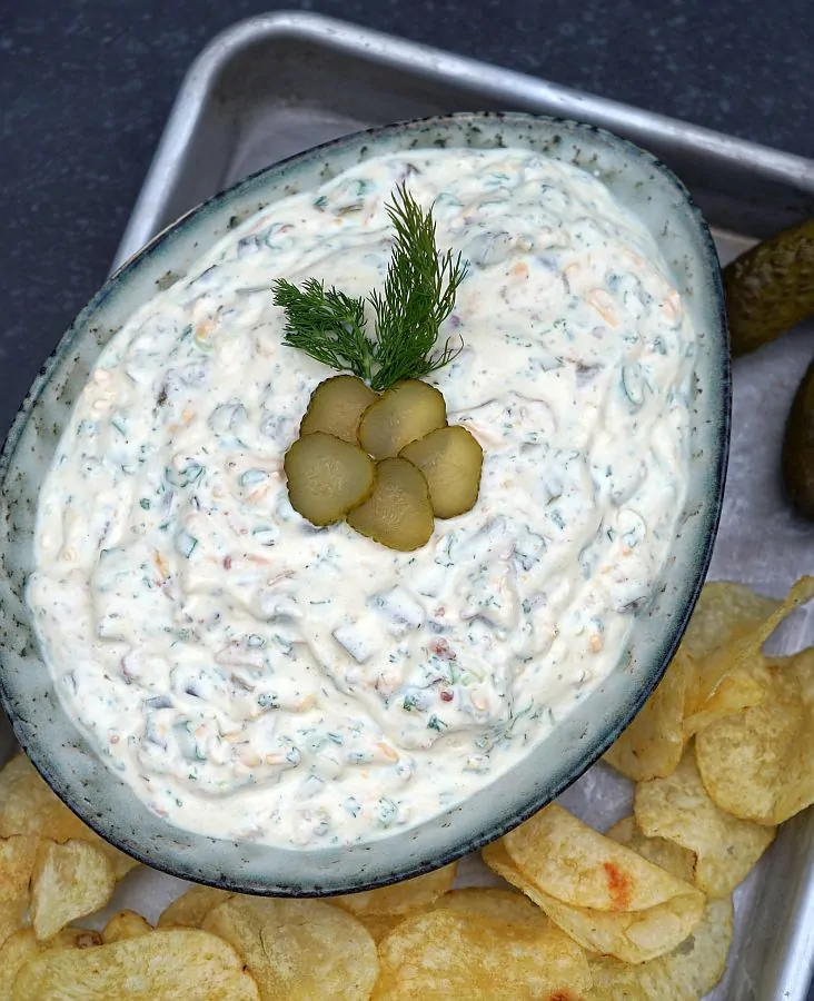 Der fertige Pickle-Dip kann serviert werden