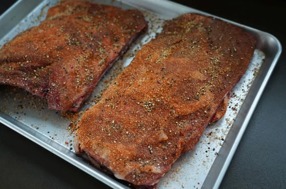 Die Wildschwein-Ribs werden gewürzt