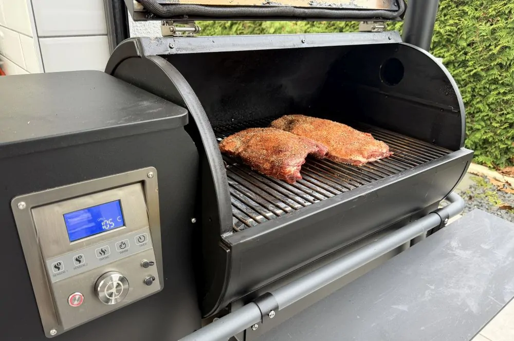 Die Wildschwein-Ribs werden im Moesta-BBQ Sheriff Pelletgrill geräuchert