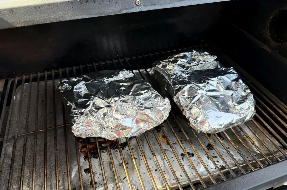 Die Wildschwein-Ribs werden in Alufolie gedämpft