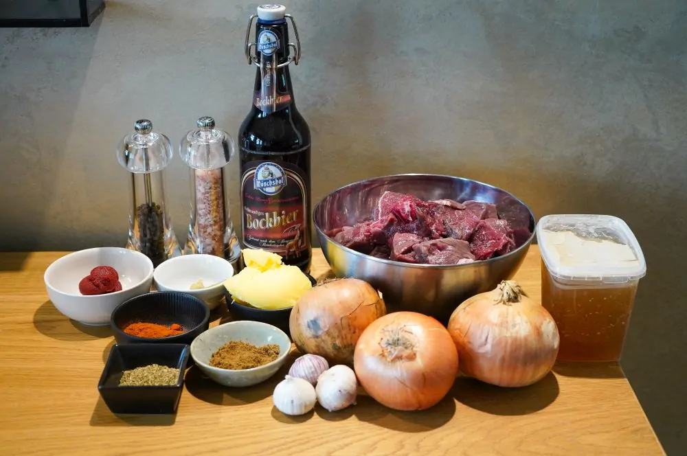 Alle Zutaten für das Brauhaus-Gulasch auf einen Blick