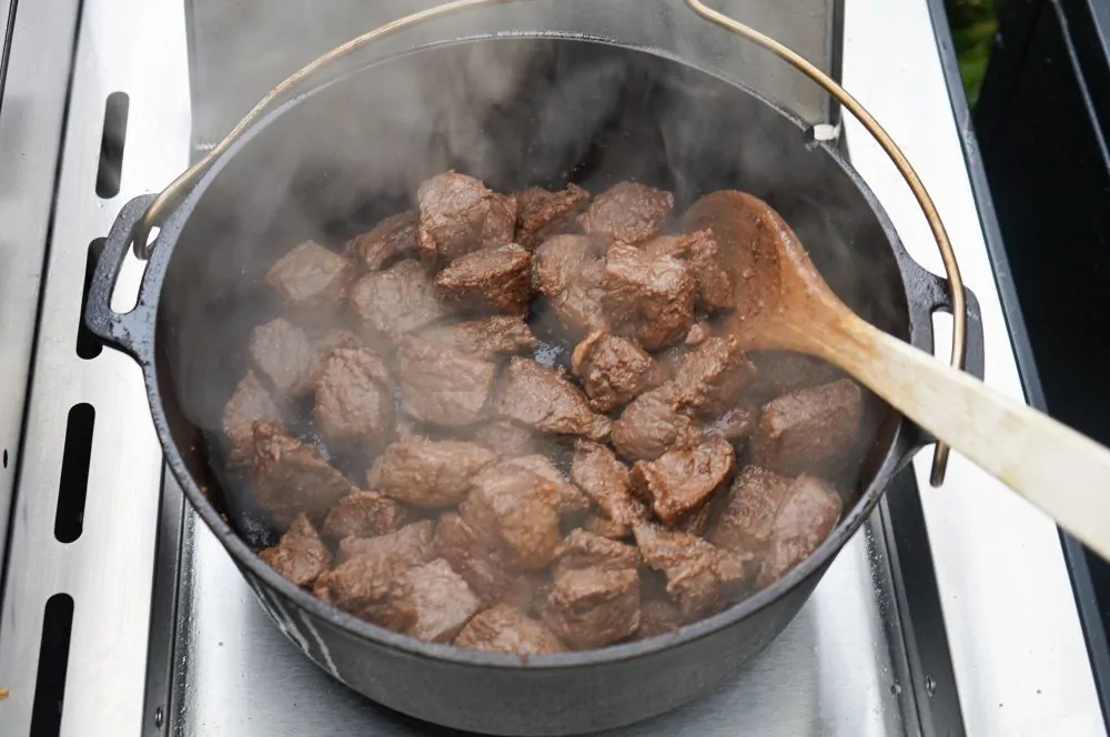 Das Gulasch wird scharf angebraten