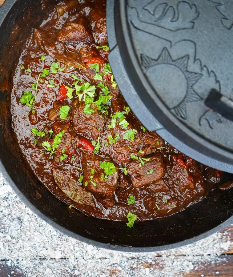 Brauhaus-Gulasch aus dem Dutch Oven