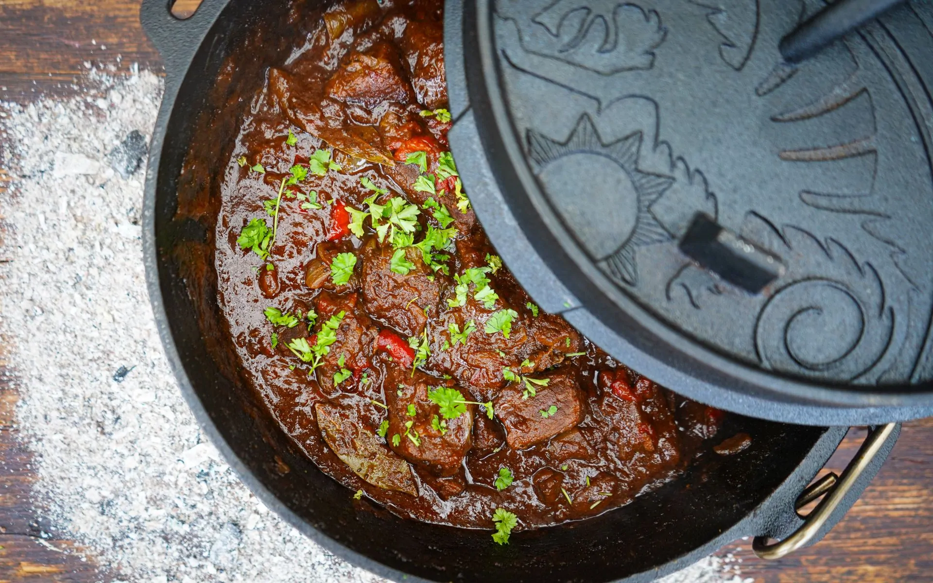 Brauhaus-Gulasch aus dem Dutch Oven