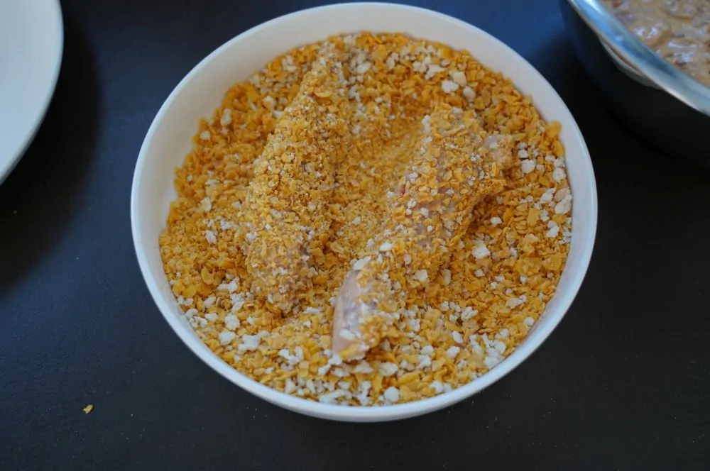 Die Chicken Fingers werden paniert