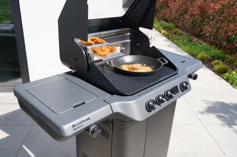 Die Chicken Fingers werden im Rösle Blazeflame Master 3 Gasgrill frittiert