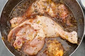Chicken Inasal - Hähnchen auf philippinische Art 8 Hähnchenkeulen im Topf mariniert mit Gelbwurzpaste, Knoblauch und schwarzem Pfeffer für Chicken Inasal