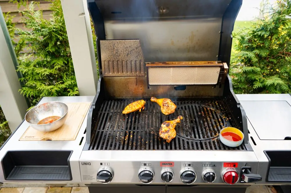 Chicken Inasal - Hähnchen auf philippinische Art 5 Das Hähnchen wird beim Grillen mit dem Öl bestrichen