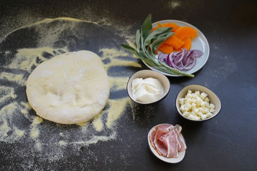 Kürbispizza mit Speck und Salbei 1 Alle Zutaten für die Kürbispizza auf einen Blick