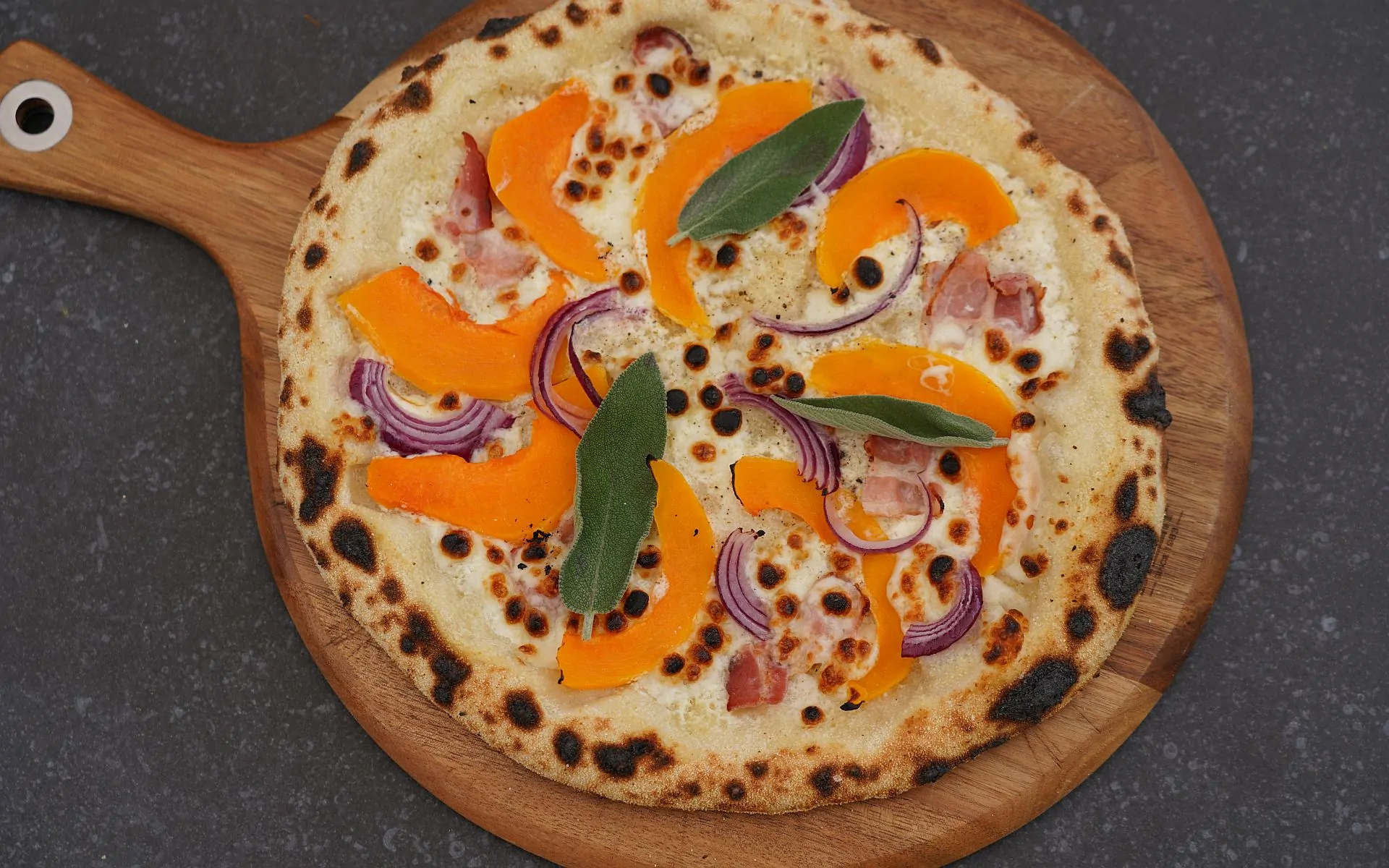 Kürbispizza mit Speck und Salbei