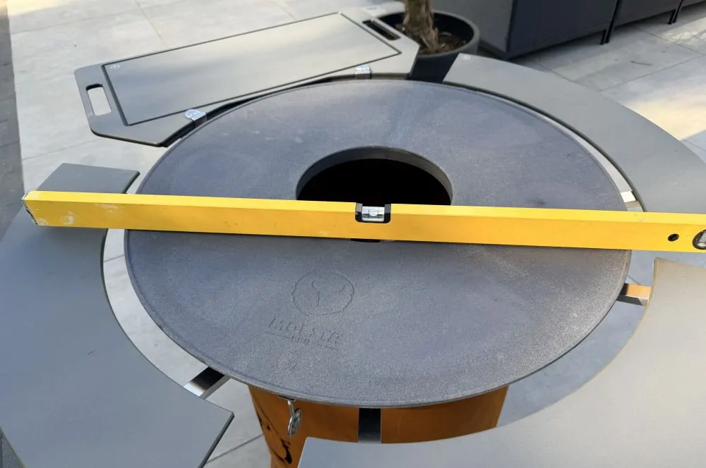 Die BBQ-Disk wird mit einer Wasserwaage ausgerichtet