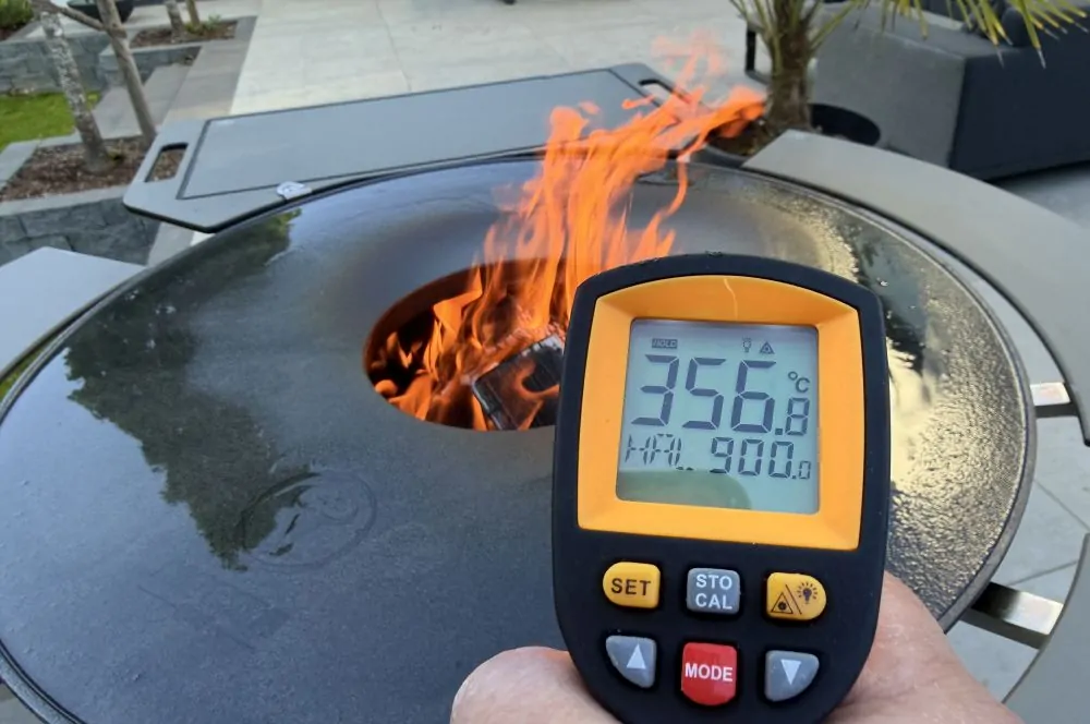 Die Feuerplatte wird im inneren Bereich problemlos über 350 °C heiß