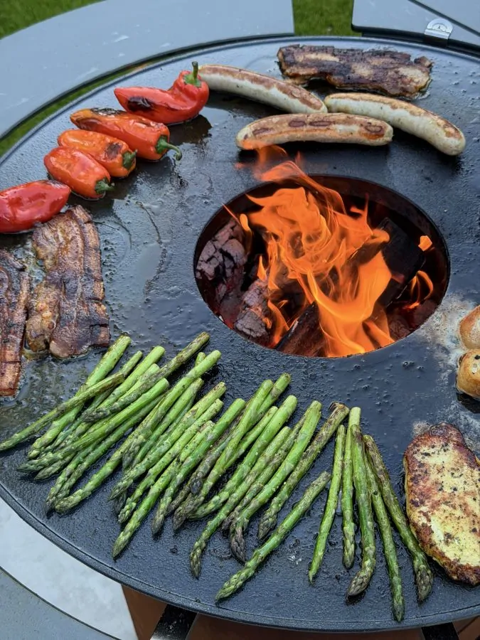 Grillen an der Feuerplatte ist entschleunigend und kommunikativ