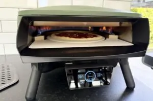Pizza Marinara - Original-Rezept aus Neapel 9 Pizza Marinara im Pizzaofen mit loderndem Feuer, auf Backstein bei etwa 380°C, digitales Temperatur-Steuerungspanel sichtbar