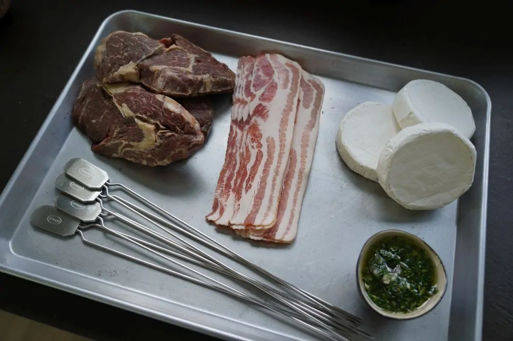 Rindfleischspieße mit Camembert und Bacon 1 Alle Zutaten für Rindfleischspieße mit Camembert und Bacon auf einen Blick