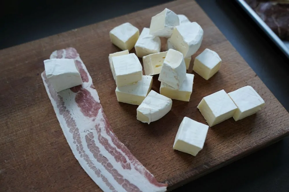 Rindfleischspieße mit Camembert und Bacon 2 Der Camembert wird mit Bacon umwickelt