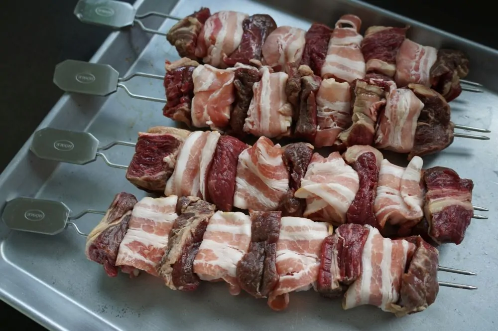 Rindfleischspieße mit Camembert und Bacon 3 Die Spieße werden gesteckt