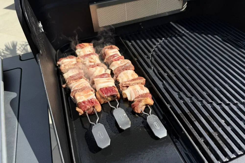Rindfleischspieße mit Camembert und Bacon 4 Die Spieße werden auf der Plancha gegrillt