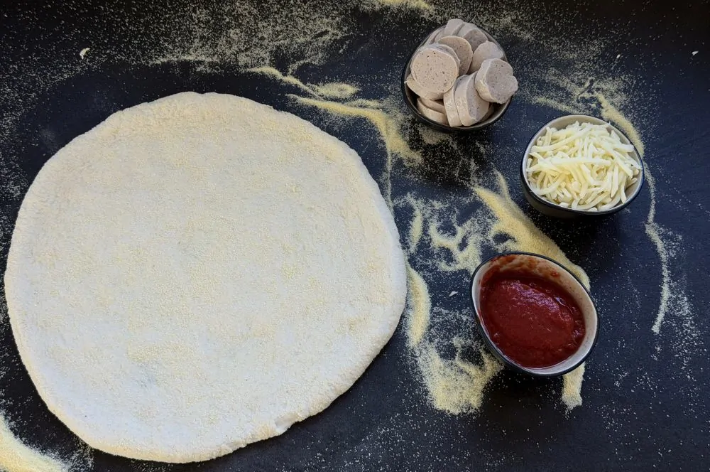 Alle Zutaten für die Currywurst-Pizza auf einen Blick