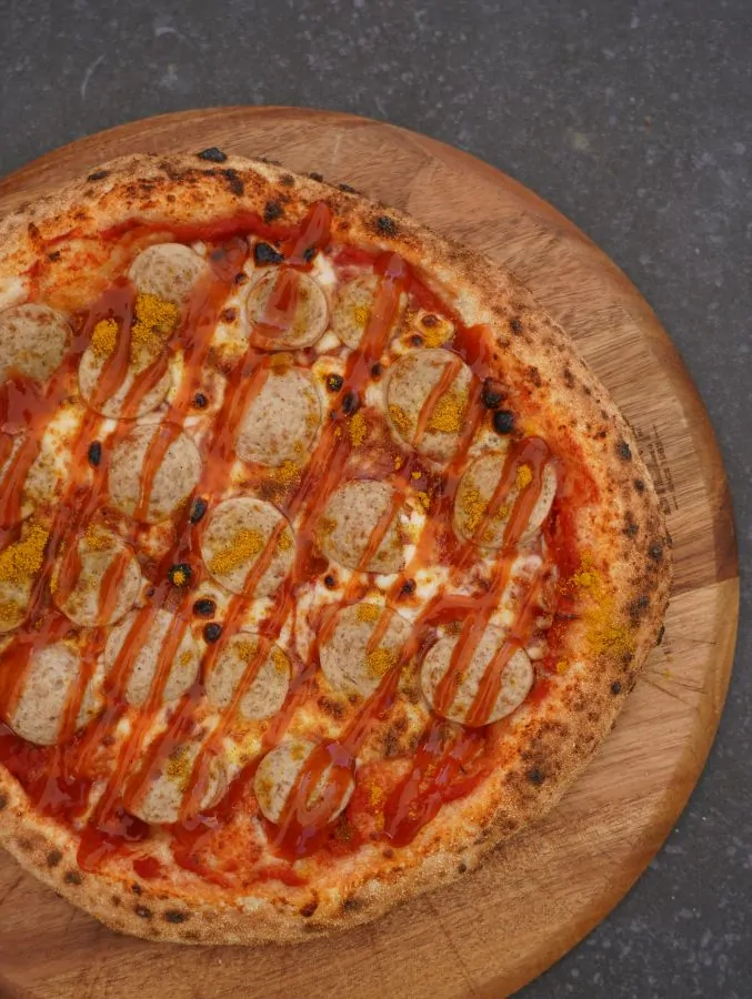 Die fertige Currywurst-Pizza