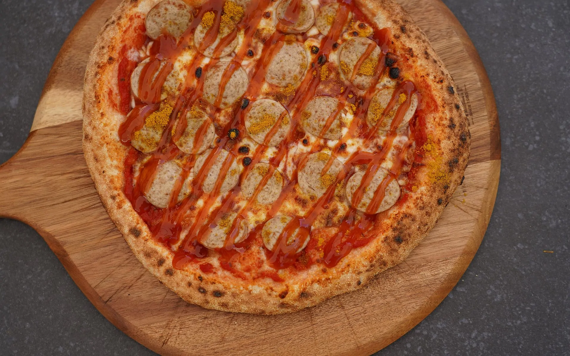 Currywurst-Pizza - Der Imbiss-Klassiker auf Pizza