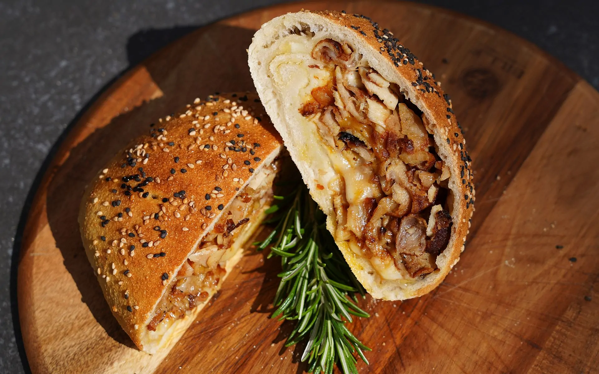 Döner Bomb - Pizza Calzone trifft auf Dönerfleisch und Käse