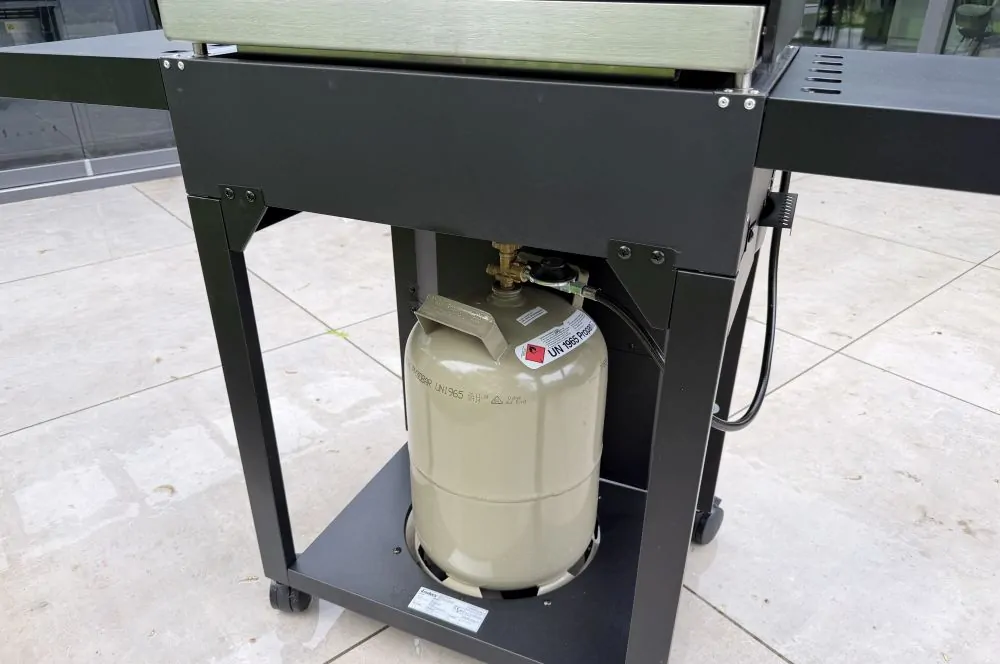 Eine 11 kg Gasflache passt problemlos in das Untergestell